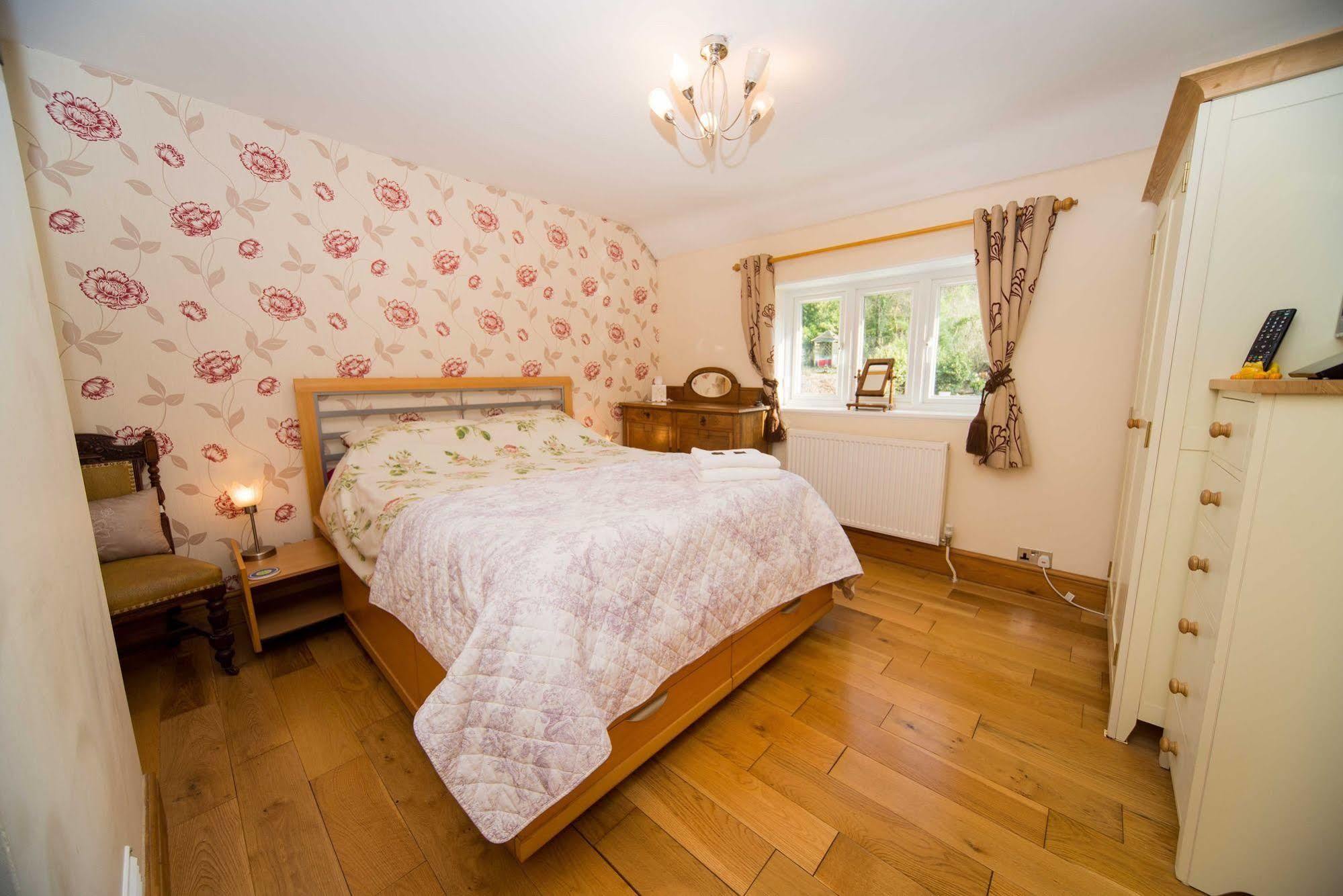 Countryside Retreat: Cosy Room with Fireplace and Balcony Views Axminster Exterior photo