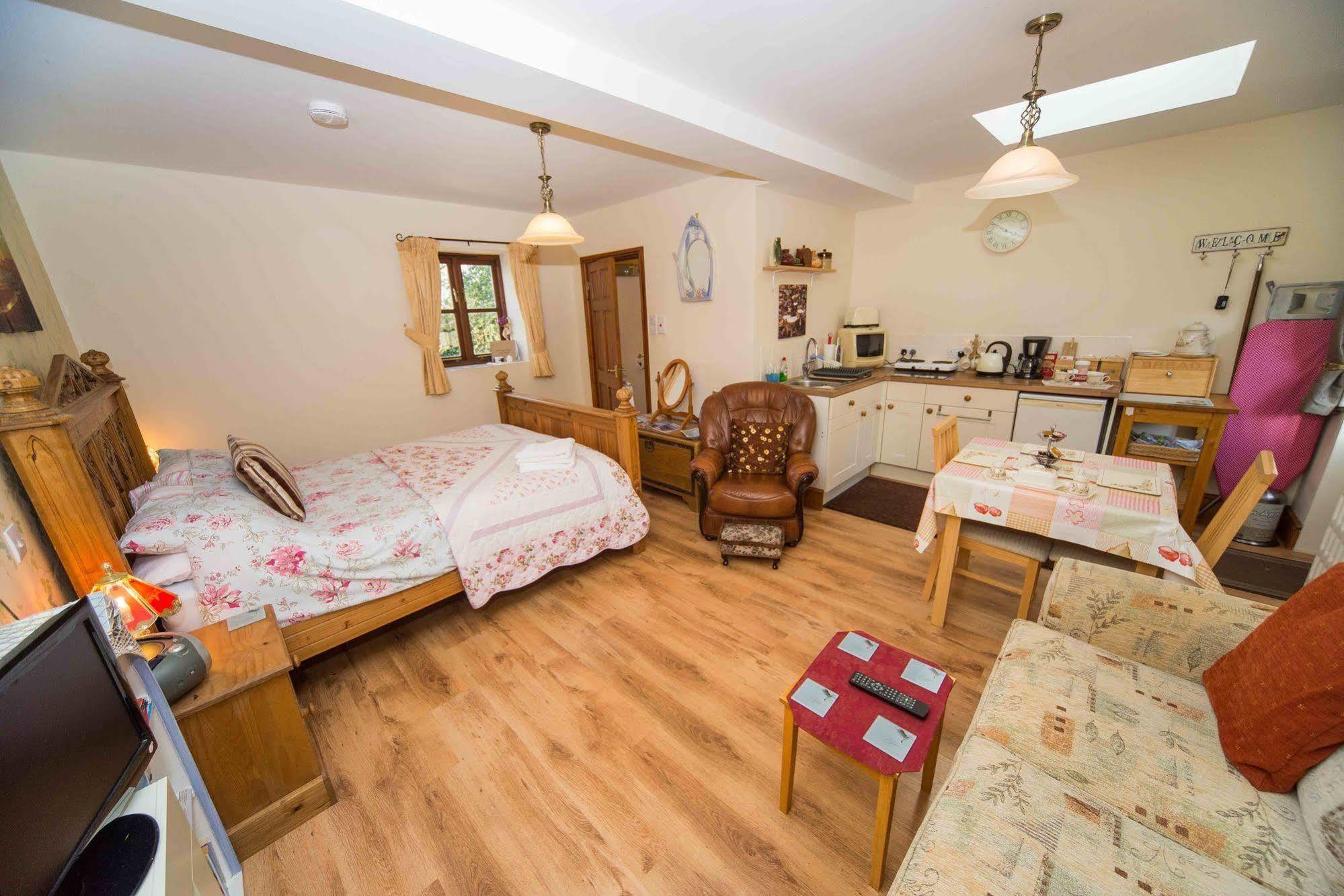 Countryside Retreat: Cosy Room with Fireplace and Balcony Views Axminster Exterior photo