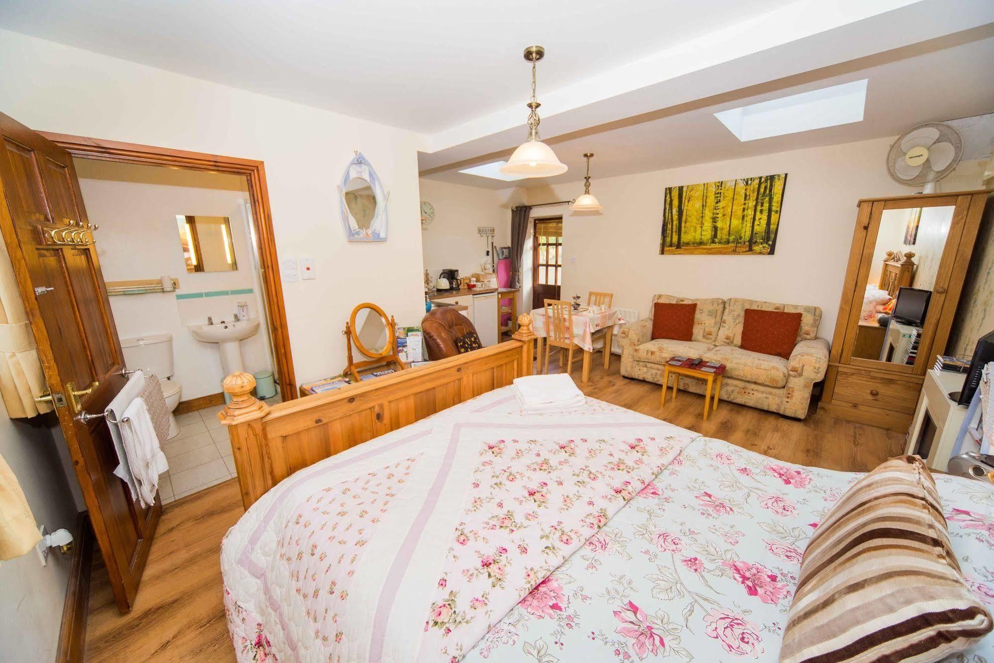 Countryside Retreat: Cosy Room with Fireplace and Balcony Views Axminster Exterior photo