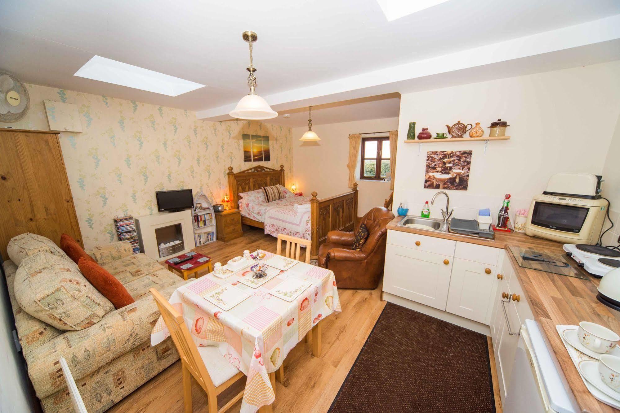 Countryside Retreat: Cosy Room with Fireplace and Balcony Views Axminster Exterior photo