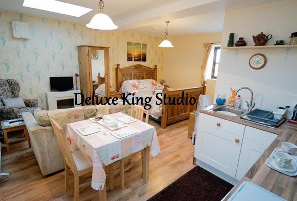 Countryside Retreat: Cosy Room with Fireplace and Balcony Views Axminster Exterior photo