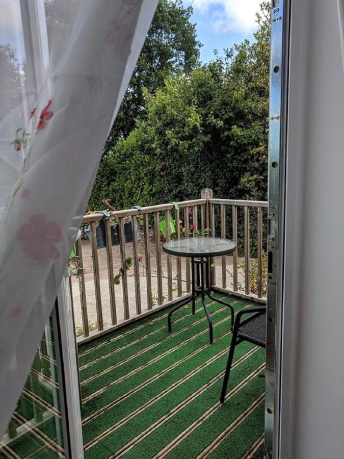 Countryside Retreat: Cosy Room with Fireplace and Balcony Views Axminster Exterior photo